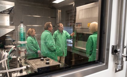 Professor Kevin Thomas showing Minderoo Foundation Chairman and Co-Founder Dr Andrew Forrest,  Minderoo Foundation Co-Chair and Co-Founder Nicola Forrest and UQ Vice Chancellor, Professor Debbie Terry inside the plastics contamination-controlled lab.